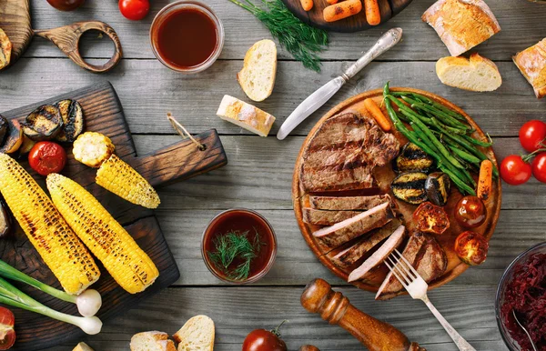 Juicy sliced grilled beef steak with various grilled vegetables — Stock Photo, Image