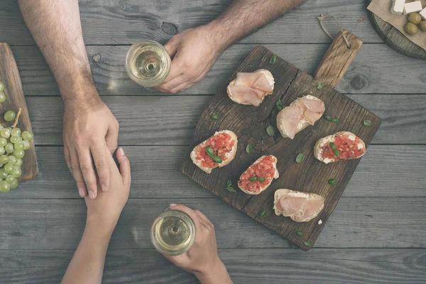 Coppia bicchieri di clinking con vino bianco — Foto Stock