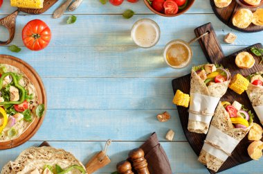 Tortilla ızgara tavuk fileto, bira ve sebze ile