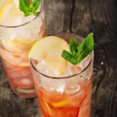 Kızılcık buz, nane, limon ve elma ile kokteyl