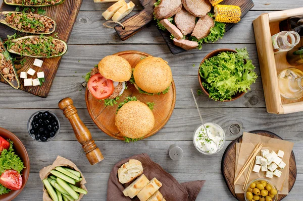 Diversi hamburger, bistecche e verdure alla griglia — Foto Stock