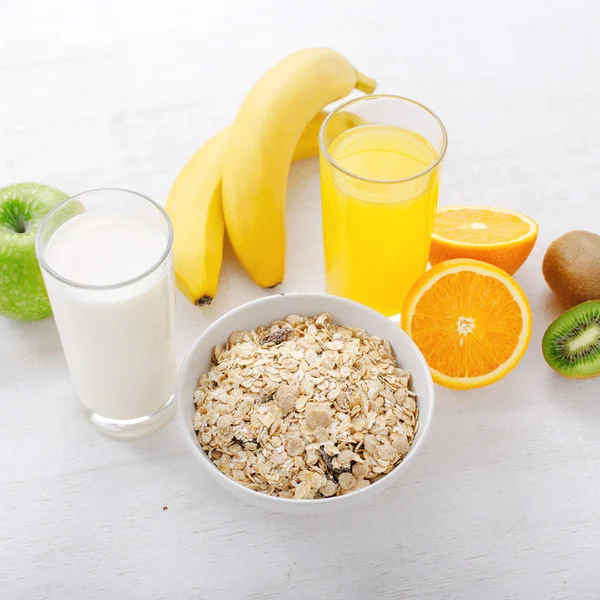 Granola con fruta, jugo y leche — Foto de Stock