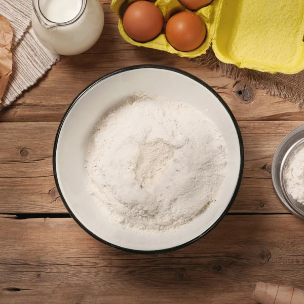 Ekmek yapım ürünleri yemek pişirmek için malzemeyi kase un — Stok fotoğraf