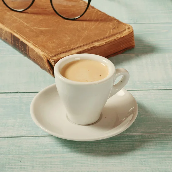 Kopje koffie espresso met boek — Stockfoto