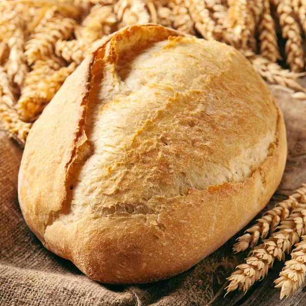 Хліб з вухами пшениці — стокове фото
