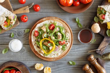 Izgara tavuk fileto ile açık tortilla