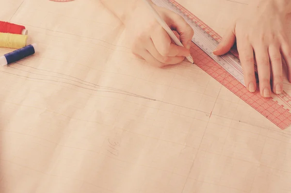 Σχεδιαστής μόδας χέρι αναπτύσσει ένα σκίτσο του το φόρεμα — Φωτογραφία Αρχείου
