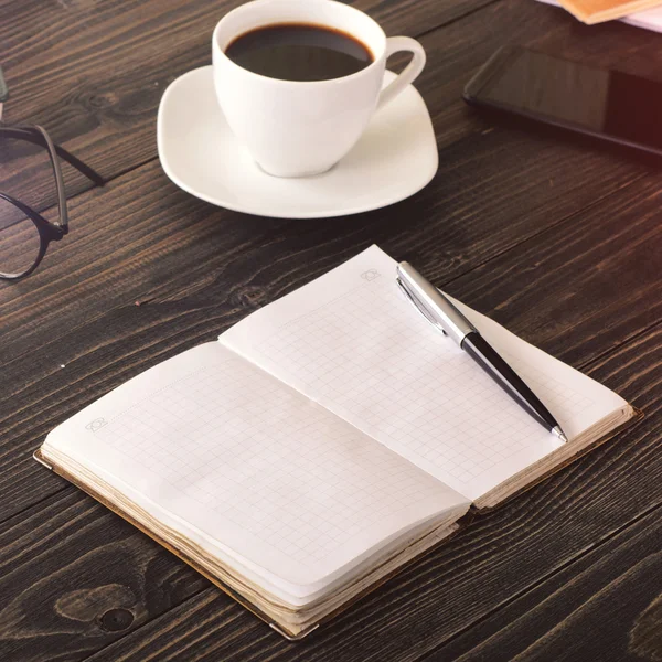 Oficina de trabajo con cuaderno y taza de café —  Fotos de Stock