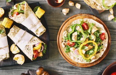 Izgara tavuk fileto ve ızgara sebzeler ile tortilla rulo