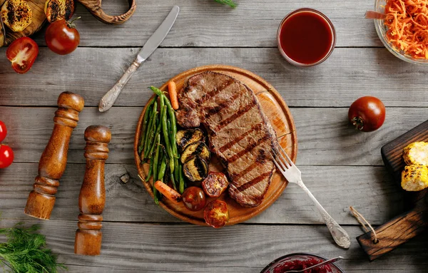 Pikantní grilovaný hovězí steak s různými grilovaná zelenina — Stock fotografie
