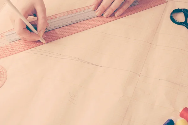 Hand fashion designer draws a sketch of the dress — Stock Photo, Image