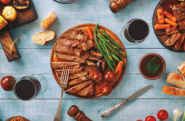 Saftig stek grillad med grillade grönsaker och rött vin — Stockfoto