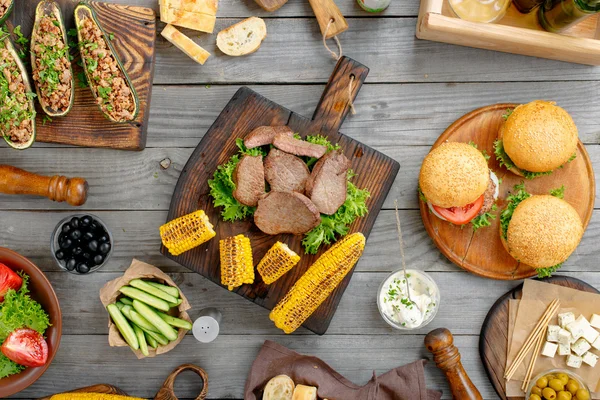 Cibo diverso cucinato alla griglia — Foto Stock