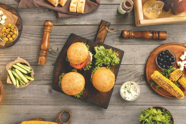 Diversi hamburger con mais alla griglia — Foto Stock
