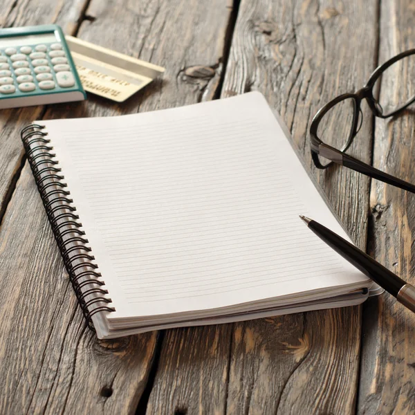 Caderno aberto com caneta — Fotografia de Stock