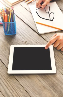 Tablet kullanarak adam çalışma