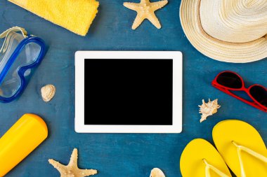 Plaj öğeleri ile mavi yüzeyüzerinde boş ekran ile Tablet