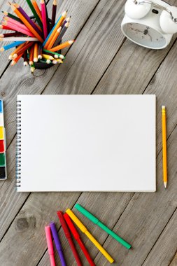 Defter ile boş sayfaları ve renkli kalemler