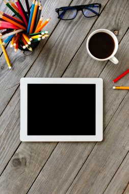 Beyaz ahşap masa boş ekran tablet