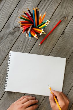 Adam Bir Defter kalem çizer 