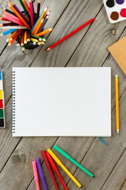 Renkli Kalemler ve Boyalar Çerçeve içinde Not Defteri