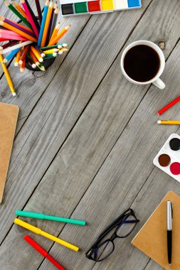 Kalem, kahve, boya, gözlük, not defteri ve kalemden çerçeve