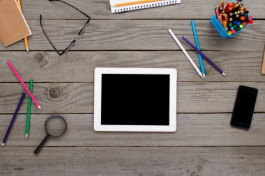 Ahşap masaüstü boş ekran ile beyaz Tablet