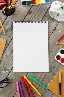 Okul farklı malzemeleri ile açık çizim pedi