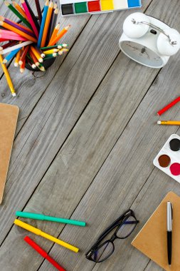 Okul farklı malzemeleri