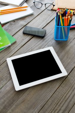 Beyaz ahşap masa boş ekran tablet
