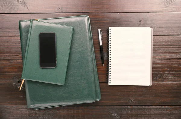 Cuaderno abierto, pluma, carpeta de cuero y teléfono inteligente con Scr en blanco — Foto de Stock