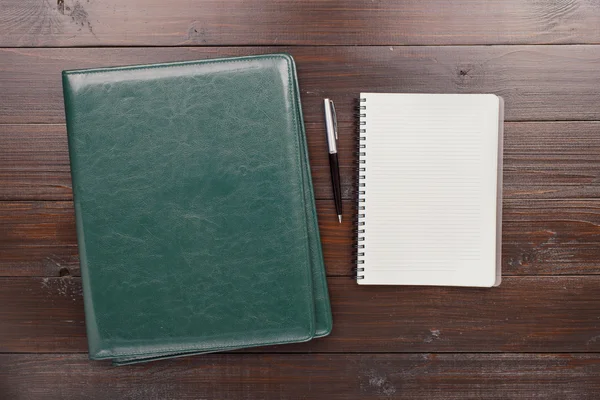 Cuaderno abierto con páginas en blanco, carpetas de lápiz y cuero —  Fotos de Stock