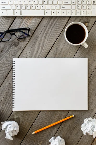 Cuaderno abierto con páginas en blanco en el escritorio de la oficina del hogar —  Fotos de Stock