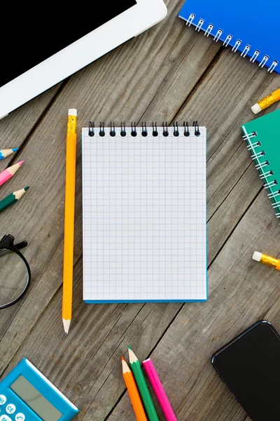 Cuaderno con lápiz en el marco Oficina de los artículos — Foto de Stock