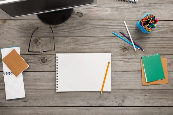 Notebook com páginas em branco na tabela de madeira no Home Office — Fotografia de Stock