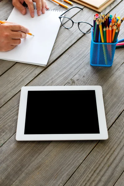 Λευκό tablet με κενή οθόνη για ΤΡΑΠΕΖΙ ΞΥΛΙΝΟ — Φωτογραφία Αρχείου