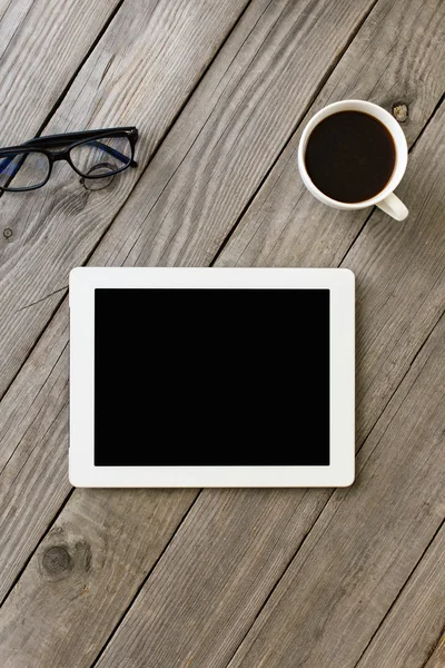 Comprimido branco com tela em branco na mesa de madeira — Fotografia de Stock