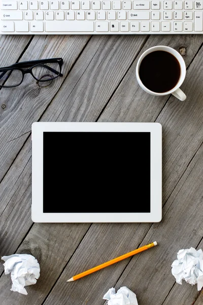 Beyaz tablet ile bir ev ofis içinde boş perde — Stok fotoğraf