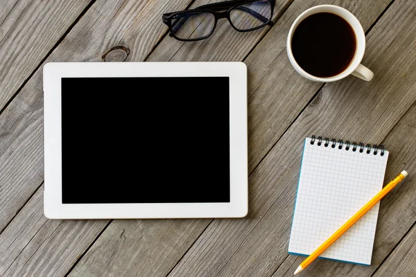 Beyaz ahşap masa boş ekran tablet