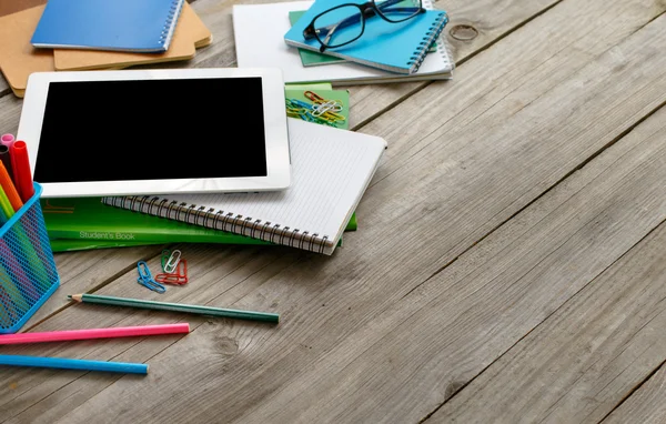 Beyaz Tablet, dizüstü bilgisayarlar, renkli kalem, gözlük üzerinde ahşap masa — Stok fotoğraf