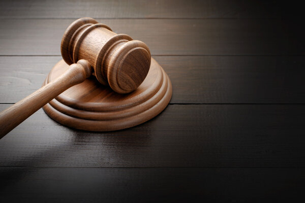 Судья молоток на коричневом лакированном деревянном столе

