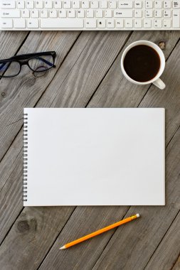 Açık defter kalem ahşap bir masa üzerine ile