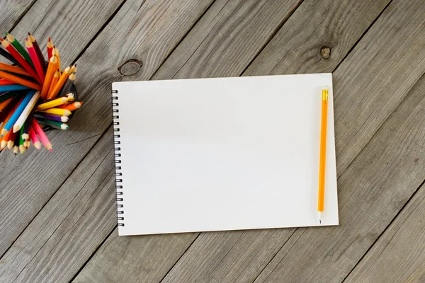 Notizbuch mit leeren Seiten und Buntstiften — Stockfoto
