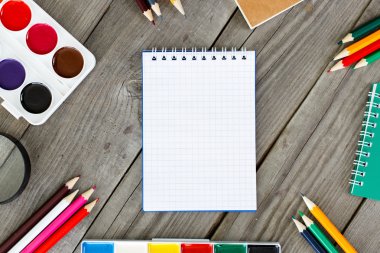 Farklı çerçeve okulda açık defter sağlar