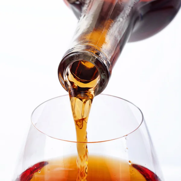 Coñac de lujo o brandy verter en el vaso de brandy —  Fotos de Stock