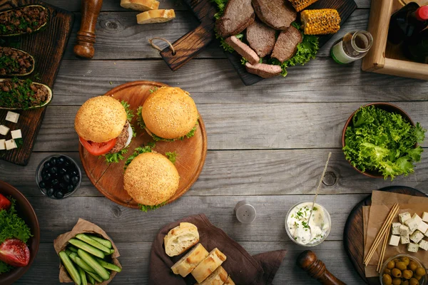 Diversi hamburger con cibo cucinato alla griglia — Foto Stock