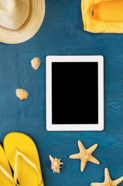 Beyaz tablet plaj aksesuarları ile boş ekran ile