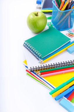 Beyaz arka planda okul malzemeleri