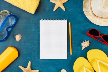 Not Defteri ile farklı plaj aksesuarları ile boş sayfa