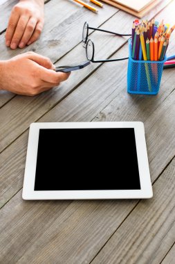 Beyaz ahşap masa boş ekran tablet